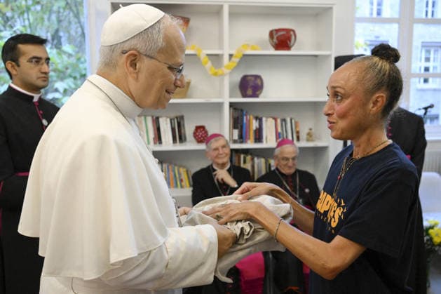 Pope Leo XIV Visits The ‘Maison Bakhita’ Social Integration Centre in Paris Pope Leo XIV visits the ‘Maison Bakhita’ in Paris, France on September 26, 2026, which offers support and social integration services to migrants and refugees, on the second day of his four-day Apostolic Journey to France. The centre’s patron saint, St. Josephine Bakhita (1869-1947), was a former slave who became a religious sister in Italy. Photo by (EV) Simone Risoluti Vatican Media ABACAPRESS.COM Paris France  Copyright: xABACAx