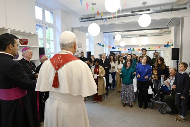 Pope Leo XIV Visits The ‘Maison Bakhita’ Social Integration Centre in Paris Pope Leo XIV visits the ‘Maison Bakhita’ in Paris, France on September 26, 2026, which offers support and social integration services to migrants and refugees, on the second day of his four-day Apostolic Journey to France. The centre’s patron saint, St. Josephine Bakhita (1869-1947), was a former slave who became a religious sister in Italy. Photo by (EV) Simone Risoluti Vatican Media ABACAPRESS.COM Paris France  Copyright: xABACAx