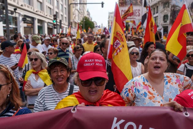 March in Madrid to Support Ceuta and Melilla and Demand Elections: A large crowd gathered during a demonstration to express support for Ceuta and demand that general elections be held on September 26, 2026, in Madrid, Spain. The demonstration was organized by Sociedad Civil Espanola (SCE), which brings together more than 150 civil society organizations, under the slogan For the Dignity of Spain: Second March for Dignity—Elections Now! In Defense of Spain! With Ceuta and Melilla ’ SEPTEMBER 26, 2026 DEMONSTRATION Madrid, Spain  Copyright: xMatiasxChiofalox 7801393