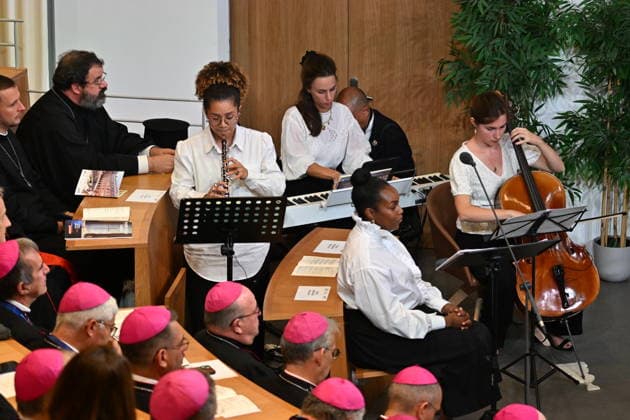 POPE LEO XIV MEETS SYNODAL ASSEMBLY, CATECHUMENS AND NEOPHYTES IN PARIS France, Paris, Vatican, 2026 9 26 Pope Leo XIV meets with members of the Provincial Synodal Assembly, Catechumens and Neophytes at the Catholic Institute of Paris during his apostolic journey to France. EDITORIAL USE ONLY - NO BOOKS Copyright: xALESSIAxGIULIANI xCatholicxPressxPhotox