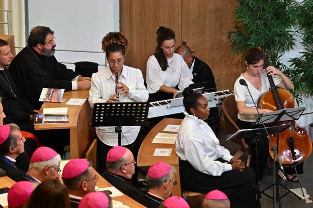 IPA88989811 - France, Paris, Vatican, September 26, 2026 Pope Leo XIV meets with members of the Provincial Synodal Assembly, catechumens, and neophytes at the Catholic Institute of Paris during his apostolic journey to France. Photo by ALESSIA GIULIANI Catholic Press Photo  Copyright: xALESSIAxGIULIANI xCatholicxPressxPhotox xx IPA88989811