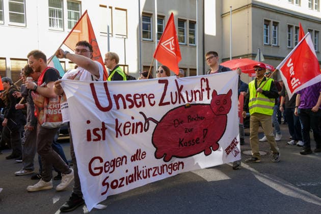 Leipzig: Rund 1.000 Teilnehmer bei DGB-Zubringerdemonstration für einen starken Sozialstaat Am Samstagvormittag zieht eine Zubringerdemonstration im Rahmen des bundesweiten Aktionstages des Deutschen Gewerkschaftsbundes (DGB) durch Leipzig. Für den Aufzug waren im Vorfeld rund 2.500 Teilnehmer angekündigt. Nach einer ersten Einschätzung vor Ort beteiligen sich an diesem Demonstrationszug rund 1.000 Menschen. Unter dem Motto Für einen starken Sozialstaat! führt der Aufzug vom Volkshaus über die Karl-Liebknecht-Straße, den Peterssteinweg, die Straße des 17. Juni und die Harkortstraße in Richtung Simsonplatz. Dort soll die Demonstration in die zentrale Kundgebung des Aktionstages münden. Parallel ist ein weiterer Zubringer-Au Copyright: xEHLxMedia BjörnxStachx 20260926_leipzig-sozialstaat-demo_10
