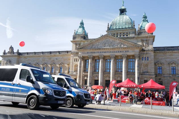 Leipzig: Rund 1.000 Teilnehmer bei DGB-Zubringerdemonstration für einen starken Sozialstaat Am Samstagvormittag zieht eine Zubringerdemonstration im Rahmen des bundesweiten Aktionstages des Deutschen Gewerkschaftsbundes (DGB) durch Leipzig. Für den Aufzug waren im Vorfeld rund 2.500 Teilnehmer angekündigt. Nach einer ersten Einschätzung vor Ort beteiligen sich an diesem Demonstrationszug rund 1.000 Menschen. Unter dem Motto Für einen starken Sozialstaat! führt der Aufzug vom Volkshaus über die Karl-Liebknecht-Straße, den Peterssteinweg, die Straße des 17. Juni und die Harkortstraße in Richtung Simsonplatz. Dort soll die Demonstration in die zentrale Kundgebung des Aktionstages münden. Parallel ist ein weiterer Zubringer-Au Copyright: xEHLxMedia BjörnxStachx 20260926_leipzig-sozialstaat-demo_16