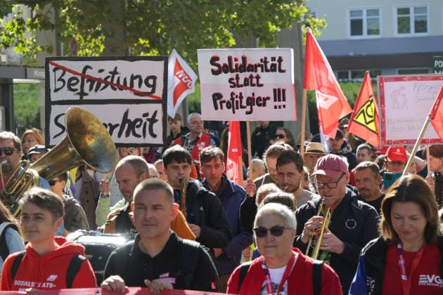 Leipzig: Rund 1.000 Teilnehmer bei DGB-Zubringerdemonstration für einen starken Sozialstaat Am Samstagvormittag zieht eine Zubringerdemonstration im Rahmen des bundesweiten Aktionstages des Deutschen Gewerkschaftsbundes (DGB) durch Leipzig. Für den Aufzug waren im Vorfeld rund 2.500 Teilnehmer angekündigt. Nach einer ersten Einschätzung vor Ort beteiligen sich an diesem Demonstrationszug rund 1.000 Menschen. Unter dem Motto Für einen starken Sozialstaat! führt der Aufzug vom Volkshaus über die Karl-Liebknecht-Straße, den Peterssteinweg, die Straße des 17. Juni und die Harkortstraße in Richtung Simsonplatz. Dort soll die Demonstration in die zentrale Kundgebung des Aktionstages münden. Parallel ist ein weiterer Zubringer-Au Copyright: xEHLxMedia BjörnxStachx 20260926_leipzig-sozialstaat-demo_4