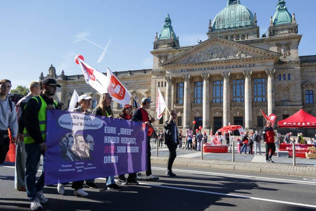 Leipzig: Rund 1.000 Teilnehmer bei DGB-Zubringerdemonstration für einen starken Sozialstaat Am Samstagvormittag zieht eine Zubringerdemonstration im Rahmen des bundesweiten Aktionstages des Deutschen Gewerkschaftsbundes (DGB) durch Leipzig. Für den Aufzug waren im Vorfeld rund 2.500 Teilnehmer angekündigt. Nach einer ersten Einschätzung vor Ort beteiligen sich an diesem Demonstrationszug rund 1.000 Menschen. Unter dem Motto Für einen starken Sozialstaat! führt der Aufzug vom Volkshaus über die Karl-Liebknecht-Straße, den Peterssteinweg, die Straße des 17. Juni und die Harkortstraße in Richtung Simsonplatz. Dort soll die Demonstration in die zentrale Kundgebung des Aktionstages münden. Parallel ist ein weiterer Zubringer-Au Copyright: xEHLxMedia BjörnxStachx 20260926_leipzig-sozialstaat-demo_12