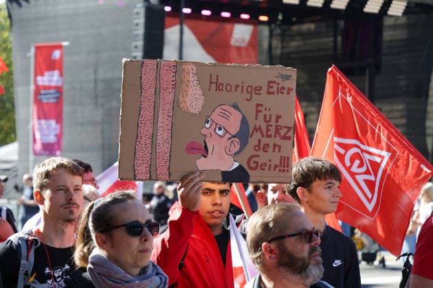 Leipzig: Rund 1.000 Teilnehmer bei DGB-Zubringerdemonstration für einen starken Sozialstaat Am Samstagvormittag zieht eine Zubringerdemonstration im Rahmen des bundesweiten Aktionstages des Deutschen Gewerkschaftsbundes (DGB) durch Leipzig. Für den Aufzug waren im Vorfeld rund 2.500 Teilnehmer angekündigt. Nach einer ersten Einschätzung vor Ort beteiligen sich an diesem Demonstrationszug rund 1.000 Menschen. Unter dem Motto Für einen starken Sozialstaat! führt der Aufzug vom Volkshaus über die Karl-Liebknecht-Straße, den Peterssteinweg, die Straße des 17. Juni und die Harkortstraße in Richtung Simsonplatz. Dort soll die Demonstration in die zentrale Kundgebung des Aktionstages münden. Parallel ist ein weiterer Zubringer-Au Copyright: xEHLxMedia BjörnxStachx 20260926_leipzig-sozialstaat-demo_13