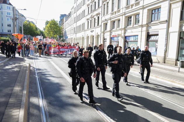 Leipzig: Rund 1.000 Teilnehmer bei DGB-Zubringerdemonstration für einen starken Sozialstaat Am Samstagvormittag zieht eine Zubringerdemonstration im Rahmen des bundesweiten Aktionstages des Deutschen Gewerkschaftsbundes (DGB) durch Leipzig. Für den Aufzug waren im Vorfeld rund 2.500 Teilnehmer angekündigt. Nach einer ersten Einschätzung vor Ort beteiligen sich an diesem Demonstrationszug rund 1.000 Menschen. Unter dem Motto Für einen starken Sozialstaat! führt der Aufzug vom Volkshaus über die Karl-Liebknecht-Straße, den Peterssteinweg, die Straße des 17. Juni und die Harkortstraße in Richtung Simsonplatz. Dort soll die Demonstration in die zentrale Kundgebung des Aktionstages münden. Parallel ist ein weiterer Zubringer-Au Copyright: xEHLxMedia BjörnxStachx 20260926_leipzig-sozialstaat-demo_2