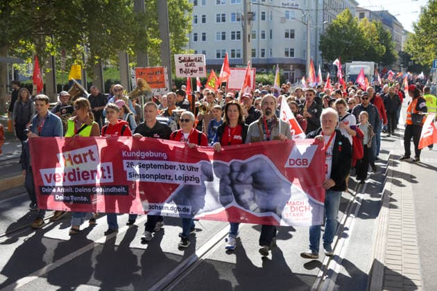 Leipzig: Rund 1.000 Teilnehmer bei DGB-Zubringerdemonstration für einen starken Sozialstaat Am Samstagvormittag zieht eine Zubringerdemonstration im Rahmen des bundesweiten Aktionstages des Deutschen Gewerkschaftsbundes (DGB) durch Leipzig. Für den Aufzug waren im Vorfeld rund 2.500 Teilnehmer angekündigt. Nach einer ersten Einschätzung vor Ort beteiligen sich an diesem Demonstrationszug rund 1.000 Menschen. Unter dem Motto Für einen starken Sozialstaat! führt der Aufzug vom Volkshaus über die Karl-Liebknecht-Straße, den Peterssteinweg, die Straße des 17. Juni und die Harkortstraße in Richtung Simsonplatz. Dort soll die Demonstration in die zentrale Kundgebung des Aktionstages münden. Parallel ist ein weiterer Zubringer-Au Copyright: xEHLxMedia BjörnxStachx 20260926_leipzig-sozialstaat-demo_3