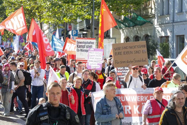 Leipzig: Rund 1.000 Teilnehmer bei DGB-Zubringerdemonstration für einen starken Sozialstaat Am Samstagvormittag zieht eine Zubringerdemonstration im Rahmen des bundesweiten Aktionstages des Deutschen Gewerkschaftsbundes (DGB) durch Leipzig. Für den Aufzug waren im Vorfeld rund 2.500 Teilnehmer angekündigt. Nach einer ersten Einschätzung vor Ort beteiligen sich an diesem Demonstrationszug rund 1.000 Menschen. Unter dem Motto Für einen starken Sozialstaat! führt der Aufzug vom Volkshaus über die Karl-Liebknecht-Straße, den Peterssteinweg, die Straße des 17. Juni und die Harkortstraße in Richtung Simsonplatz. Dort soll die Demonstration in die zentrale Kundgebung des Aktionstages münden. Parallel ist ein weiterer Zubringer-Au Copyright: xEHLxMedia BjörnxStachx 20260926_leipzig-sozialstaat-demo_5