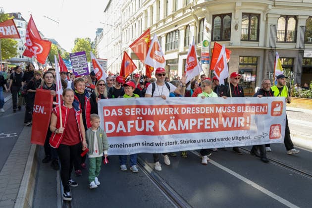 Leipzig: Rund 1.000 Teilnehmer bei DGB-Zubringerdemonstration für einen starken Sozialstaat Am Samstagvormittag zieht eine Zubringerdemonstration im Rahmen des bundesweiten Aktionstages des Deutschen Gewerkschaftsbundes (DGB) durch Leipzig. Für den Aufzug waren im Vorfeld rund 2.500 Teilnehmer angekündigt. Nach einer ersten Einschätzung vor Ort beteiligen sich an diesem Demonstrationszug rund 1.000 Menschen. Unter dem Motto Für einen starken Sozialstaat! führt der Aufzug vom Volkshaus über die Karl-Liebknecht-Straße, den Peterssteinweg, die Straße des 17. Juni und die Harkortstraße in Richtung Simsonplatz. Dort soll die Demonstration in die zentrale Kundgebung des Aktionstages münden. Parallel ist ein weiterer Zubringer-Au Copyright: xEHLxMedia BjörnxStachx 20260926_leipzig-sozialstaat-demo_7