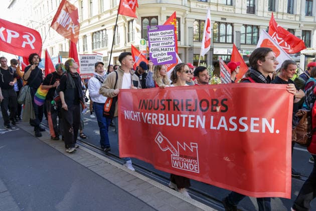 Leipzig: Rund 1.000 Teilnehmer bei DGB-Zubringerdemonstration für einen starken Sozialstaat Am Samstagvormittag zieht eine Zubringerdemonstration im Rahmen des bundesweiten Aktionstages des Deutschen Gewerkschaftsbundes (DGB) durch Leipzig. Für den Aufzug waren im Vorfeld rund 2.500 Teilnehmer angekündigt. Nach einer ersten Einschätzung vor Ort beteiligen sich an diesem Demonstrationszug rund 1.000 Menschen. Unter dem Motto Für einen starken Sozialstaat! führt der Aufzug vom Volkshaus über die Karl-Liebknecht-Straße, den Peterssteinweg, die Straße des 17. Juni und die Harkortstraße in Richtung Simsonplatz. Dort soll die Demonstration in die zentrale Kundgebung des Aktionstages münden. Parallel ist ein weiterer Zubringer-Au Copyright: xEHLxMedia BjörnxStachx 20260926_leipzig-sozialstaat-demo_8
