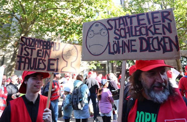 September 26, 2026, Nuremberg, Bayern, Germany: Demonstration against the labor reform in Nuremberg , Bayern , Germany . September 26th, 2026 Nuremberg Germany  - ZUMAe140 20260926_zip_e140_017 Copyright: xDavidexEliasx