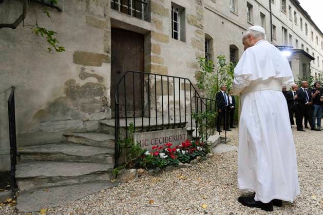IPA88990597 - France, Paris, Vatican, September 26, 2026 Pope Leo XIV meets with members of the Provincial Synodal Assembly, catechumens, and neophytes at the Catholic Institute of Paris during his apostolic journey to France. Photo by VATICAN MEDIA Catholic Press Photo  Copyright: xVATICANxMEDIA xCatholicxPressxPhotox xVATICANxMEDIA xCatholicxPressxPhotox IPA88990597