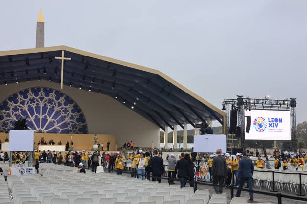 September 26, 2026, Paris, Rome, France: Volunteers work ahead of the Pope s Mass celebration at Place de la Concorde, Paris, September 26, 2026. Paris France  - ZUMAa289 20260926_zia_a289_003 Copyright: xPierrexTeyssotx xAgfx