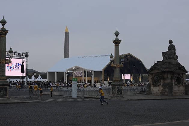 September 26, 2026, Paris, Rome, France: Volunteers work ahead of the Pope s Mass celebration at Place de la Concorde, Paris, September 26, 2026. Paris France  - ZUMAa289 20260926_zia_a289_006 Copyright: xPierrexTeyssotx xAgfx