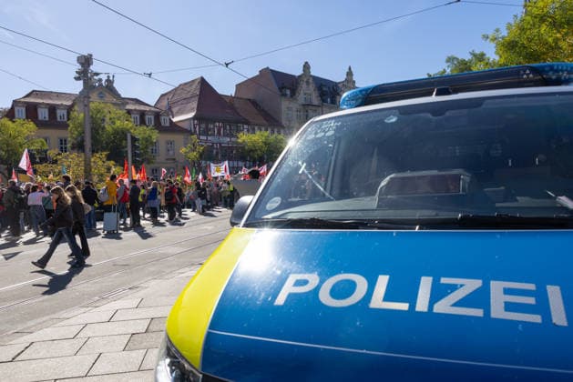 Demonstration Against Social Cuts in Erfurt, September 26, 2026: A police vehicle; the demonstration in the background. In Erfurt, Thuringia, several thousand people protested against the government’s plans to dismantle the welfare state. Among them were workers from the nursing, healthcare, and social services sectors. 26092026_ppb-30