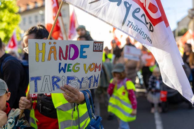 Demonstration Against Social Cuts in Erfurt, September 26, 2026. Sign reading Hands Off the Wage System. In Erfurt, Thuringia, several thousand people protested against the government’s plans to dismantle the welfare state. Among them were workers from the nursing and healthcare sectors, as well as socialsector 26092026_ppb-50