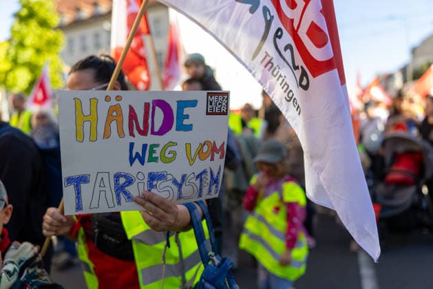 Demonstration Against Social Cuts in Erfurt, September 26, 2026. Sign reading Hands Off the Wage System. In Erfurt, Thuringia, several thousand people protested against the government’s plans to dismantle the welfare state. Among them were workers from the nursing and healthcare sectors, as well as socialsector 26092026_ppb-55
