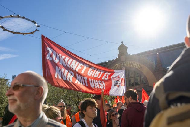 Protest Against Cuts to Social Services, Erfurt, September 26, 2026: In Erfurt, Thuringia, several thousand people protested against the government s plans to dismantle the welfare state. Among them were employees from the nursing, healthcare, and social services sectors. 26092026_ppb-19