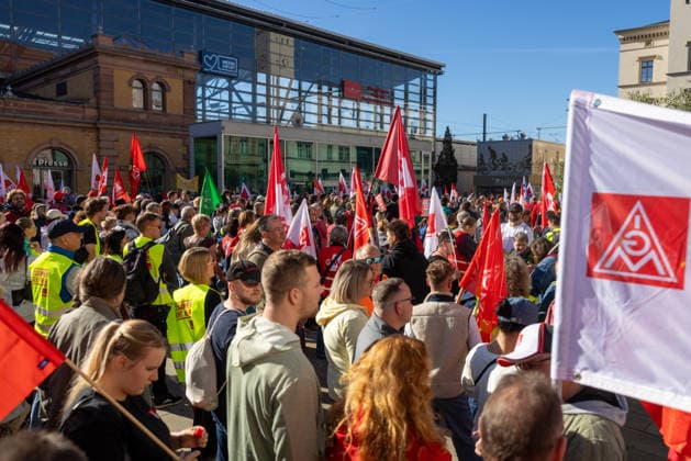Protest Against Cuts to Social Services, Erfurt, September 26, 2026: In Erfurt, Thuringia, several thousand people protested against the government s plans to dismantle the welfare state. Among them were employees from the nursing, healthcare, and social services sectors. 26092026_ppb-45