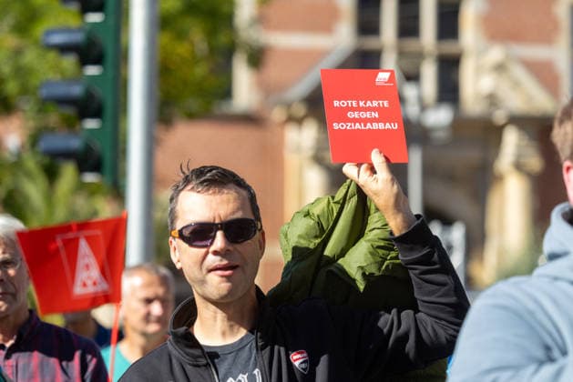 Protest Against Cuts to Social Services, Erfurt, September 26, 2026: In Erfurt, Thuringia, several thousand people protested against the government s plans to dismantle the welfare state. Among them were employees from the nursing, healthcare, and social services sectors. 26092026_ppb-46