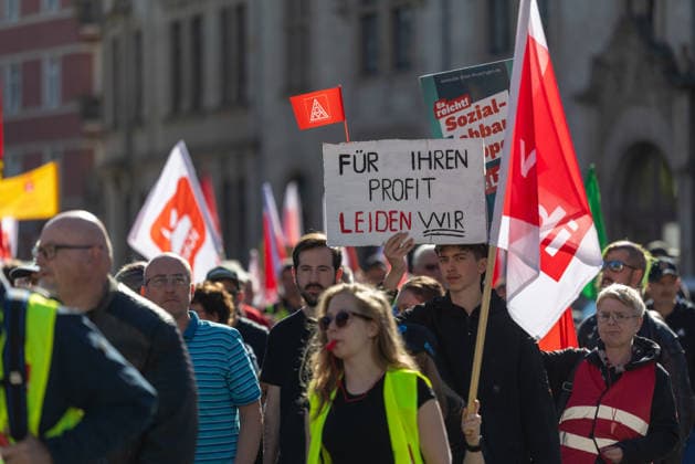 Protest Against Social Cuts in Erfurt, September 26, 2026: In Erfurt, Thuringia, several thousand people protested against the government’s plans to dismantle the welfare state. Among them were workers from the nursing, healthcare, and social services sectors. 26092026_ppb-17