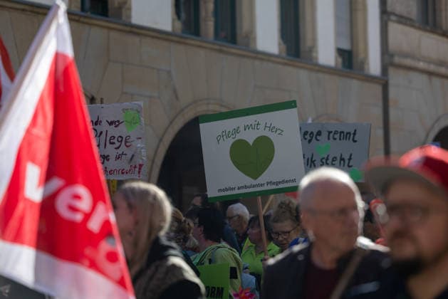 Protest Against Social Cuts in Erfurt, September 26, 2026: In Erfurt, Thuringia, several thousand people protested against the government’s plans to dismantle the welfare state. Among them were workers from the nursing, healthcare, and social services sectors. 26092026_ppb-36