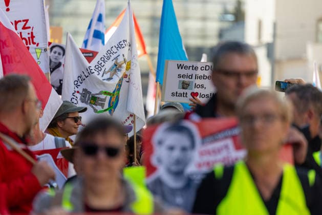 Protest Against Social Welfare Cuts in Erfurt, September 26, 2026. In Erfurt, Thuringia, several thousand people protested against the government’s plans to dismantle the welfare state. Among them were workers from the nursing, healthcare, and social services sectors. 26092026_ppb-48