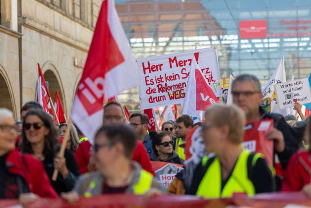 Protest Against Social Welfare Cuts in Erfurt, September 26, 2026. In Erfurt, Thuringia, several thousand people protested against the government’s plans to dismantle the welfare state. Among them were workers from the nursing, healthcare, and social services sectors. 26092026_ppb-54