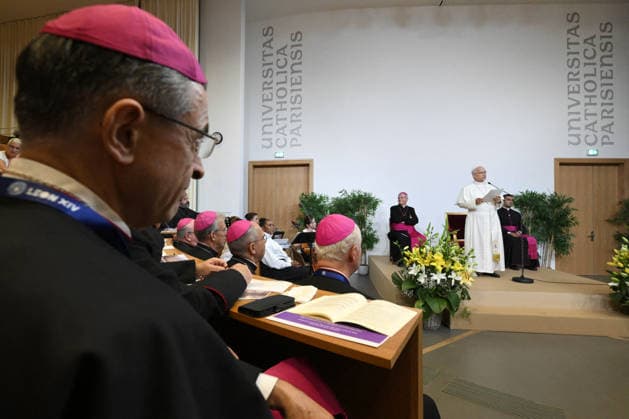 Pope Leo XIV Meets The Provincial Synodal Assembly in Paris Pope Leo XIV meets members of the Provincial Synodal Assembly, catechumens and newly baptized Christians at the Catholic University of Paris, France on September 26, 2026, on the second day of his four-day Apostolic Journey to France. Photo by (EV) Simone Risoluti Vatican Media ABACAPRESS.COM Paris France  Copyright: xABACAx