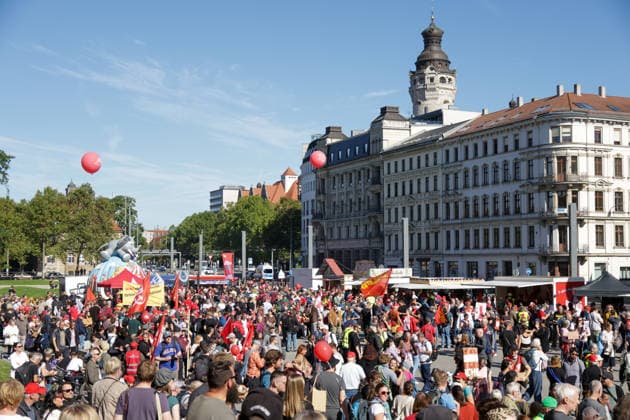 Leipzig: Tausende Teilnehmer bei Kundgebung für einen starken Sozialstaat Am Samstagmittag kommen auf dem Simsonplatz in Leipzig die Teilnehmer mehrerer Demonstrationszüge zu einer zentralen Kundgebung im Rahmen des bundesweiten Aktionstages des Deutschen Gewerkschaftsbundes (DGB) zusammen. Unter dem Motto Rote Karte dem Kahlschlag Hände weg von unserem Sozialstaat! richtet sich der Protest gegen geplante Einschnitte bei sozialen Sicherungssystemen und Arbeitnehmerrechten. Nach einer groben Einschätzung vor Ort beteiligen sich an der Kundgebung und den zusammengekommenen Demonstrationszügen etwa 2.000 bis 3.000 Menschen. Eine belastbare Teilnehmerzahl liegt zum gegenwärtigen Zeitpunkt nicht vor. Im hinteren Bereich des Versa Copyright: xEHLxMedia BjörnxStachx 20260926_leipzig-sozialsstaat-demo_17