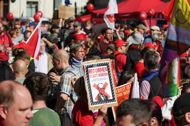 Leipzig: Tausende Teilnehmer bei Kundgebung für einen starken Sozialstaat Am Samstagmittag kommen auf dem Simsonplatz in Leipzig die Teilnehmer mehrerer Demonstrationszüge zu einer zentralen Kundgebung im Rahmen des bundesweiten Aktionstages des Deutschen Gewerkschaftsbundes (DGB) zusammen. Unter dem Motto Rote Karte dem Kahlschlag Hände weg von unserem Sozialstaat! richtet sich der Protest gegen geplante Einschnitte bei sozialen Sicherungssystemen und Arbeitnehmerrechten. Nach einer groben Einschätzung vor Ort beteiligen sich an der Kundgebung und den zusammengekommenen Demonstrationszügen etwa 2.000 bis 3.000 Menschen. Eine belastbare Teilnehmerzahl liegt zum gegenwärtigen Zeitpunkt nicht vor. Im hinteren Bereich des Versa Copyright: xEHLxMedia BjörnxStachx 20260926_leipzig-sozialsstaat-demo_18