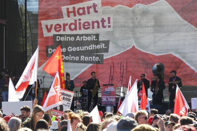 Leipzig: Tausende Teilnehmer bei Kundgebung für einen starken Sozialstaat Am Samstagmittag kommen auf dem Simsonplatz in Leipzig die Teilnehmer mehrerer Demonstrationszüge zu einer zentralen Kundgebung im Rahmen des bundesweiten Aktionstages des Deutschen Gewerkschaftsbundes (DGB) zusammen. Unter dem Motto Rote Karte dem Kahlschlag Hände weg von unserem Sozialstaat! richtet sich der Protest gegen geplante Einschnitte bei sozialen Sicherungssystemen und Arbeitnehmerrechten. Nach einer groben Einschätzung vor Ort beteiligen sich an der Kundgebung und den zusammengekommenen Demonstrationszügen etwa 2.000 bis 3.000 Menschen. Eine belastbare Teilnehmerzahl liegt zum gegenwärtigen Zeitpunkt nicht vor. Im hinteren Bereich des Versa Copyright: xEHLxMedia BjörnxStachx 20260926_leipzig-sozialsstaat-demo_19