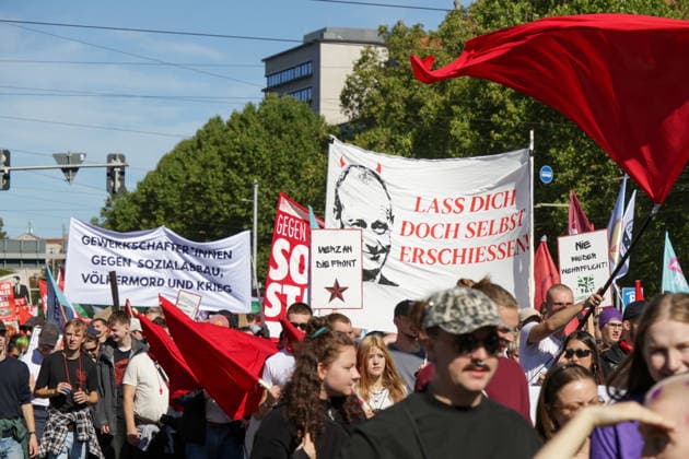 Leipzig: Tausende Teilnehmer bei Kundgebung für einen starken Sozialstaat Am Samstagmittag kommen auf dem Simsonplatz in Leipzig die Teilnehmer mehrerer Demonstrationszüge zu einer zentralen Kundgebung im Rahmen des bundesweiten Aktionstages des Deutschen Gewerkschaftsbundes (DGB) zusammen. Unter dem Motto Rote Karte dem Kahlschlag Hände weg von unserem Sozialstaat! richtet sich der Protest gegen geplante Einschnitte bei sozialen Sicherungssystemen und Arbeitnehmerrechten. Nach einer groben Einschätzung vor Ort beteiligen sich an der Kundgebung und den zusammengekommenen Demonstrationszügen etwa 2.000 bis 3.000 Menschen. Eine belastbare Teilnehmerzahl liegt zum gegenwärtigen Zeitpunkt nicht vor. Im hinteren Bereich des Versa Copyright: xEHLxMedia BjörnxStachx 20260926_leipzig-sozialsstaat-demo_25