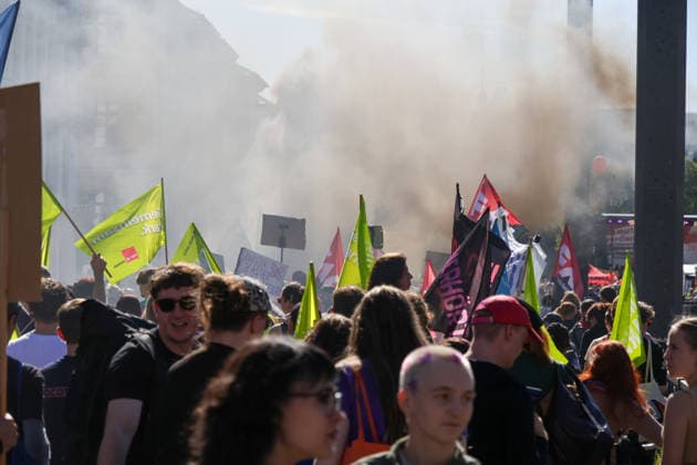 Leipzig: Tausende Teilnehmer bei Kundgebung für einen starken Sozialstaat Am Samstagmittag kommen auf dem Simsonplatz in Leipzig die Teilnehmer mehrerer Demonstrationszüge zu einer zentralen Kundgebung im Rahmen des bundesweiten Aktionstages des Deutschen Gewerkschaftsbundes (DGB) zusammen. Unter dem Motto Rote Karte dem Kahlschlag Hände weg von unserem Sozialstaat! richtet sich der Protest gegen geplante Einschnitte bei sozialen Sicherungssystemen und Arbeitnehmerrechten. Nach einer groben Einschätzung vor Ort beteiligen sich an der Kundgebung und den zusammengekommenen Demonstrationszügen etwa 2.000 bis 3.000 Menschen. Eine belastbare Teilnehmerzahl liegt zum gegenwärtigen Zeitpunkt nicht vor. Im hinteren Bereich des Versa Copyright: xEHLxMedia BjörnxStachx 20260926_leipzig-sozialsstaat-demo_26