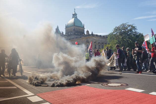 Leipzig: Tausende Teilnehmer bei Kundgebung für einen starken Sozialstaat Am Samstagmittag kommen auf dem Simsonplatz in Leipzig die Teilnehmer mehrerer Demonstrationszüge zu einer zentralen Kundgebung im Rahmen des bundesweiten Aktionstages des Deutschen Gewerkschaftsbundes (DGB) zusammen. Unter dem Motto Rote Karte dem Kahlschlag Hände weg von unserem Sozialstaat! richtet sich der Protest gegen geplante Einschnitte bei sozialen Sicherungssystemen und Arbeitnehmerrechten. Nach einer groben Einschätzung vor Ort beteiligen sich an der Kundgebung und den zusammengekommenen Demonstrationszügen etwa 2.000 bis 3.000 Menschen. Eine belastbare Teilnehmerzahl liegt zum gegenwärtigen Zeitpunkt nicht vor. Im hinteren Bereich des Versa Copyright: xEHLxMedia BjörnxStachx 20260926_leipzig-sozialsstaat-demo_27