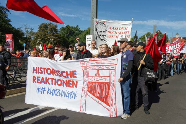 Leipzig: Tausende Teilnehmer bei Kundgebung für einen starken Sozialstaat Am Samstagmittag kommen auf dem Simsonplatz in Leipzig die Teilnehmer mehrerer Demonstrationszüge zu einer zentralen Kundgebung im Rahmen des bundesweiten Aktionstages des Deutschen Gewerkschaftsbundes (DGB) zusammen. Unter dem Motto Rote Karte dem Kahlschlag Hände weg von unserem Sozialstaat! richtet sich der Protest gegen geplante Einschnitte bei sozialen Sicherungssystemen und Arbeitnehmerrechten. Nach einer groben Einschätzung vor Ort beteiligen sich an der Kundgebung und den zusammengekommenen Demonstrationszügen etwa 2.000 bis 3.000 Menschen. Eine belastbare Teilnehmerzahl liegt zum gegenwärtigen Zeitpunkt nicht vor. Im hinteren Bereich des Versa Copyright: xEHLxMedia BjörnxStachx 20260926_leipzig-sozialsstaat-demo_29