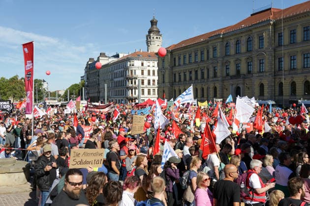 Leipzig: Tausende Teilnehmer bei Kundgebung für einen starken Sozialstaat Am Samstagmittag kommen auf dem Simsonplatz in Leipzig die Teilnehmer mehrerer Demonstrationszüge zu einer zentralen Kundgebung im Rahmen des bundesweiten Aktionstages des Deutschen Gewerkschaftsbundes (DGB) zusammen. Unter dem Motto Rote Karte dem Kahlschlag Hände weg von unserem Sozialstaat! richtet sich der Protest gegen geplante Einschnitte bei sozialen Sicherungssystemen und Arbeitnehmerrechten. Nach einer groben Einschätzung vor Ort beteiligen sich an der Kundgebung und den zusammengekommenen Demonstrationszügen etwa 2.000 bis 3.000 Menschen. Eine belastbare Teilnehmerzahl liegt zum gegenwärtigen Zeitpunkt nicht vor. Im hinteren Bereich des Versa Copyright: xEHLxMedia BjörnxStachx 20260926_leipzig-sozialsstaat-demo_32
