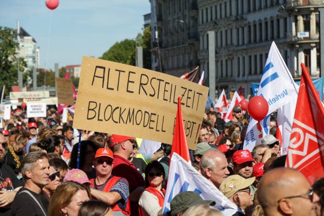 Leipzig: Tausende Teilnehmer bei Kundgebung für einen starken Sozialstaat Am Samstagmittag kommen auf dem Simsonplatz in Leipzig die Teilnehmer mehrerer Demonstrationszüge zu einer zentralen Kundgebung im Rahmen des bundesweiten Aktionstages des Deutschen Gewerkschaftsbundes (DGB) zusammen. Unter dem Motto Rote Karte dem Kahlschlag Hände weg von unserem Sozialstaat! richtet sich der Protest gegen geplante Einschnitte bei sozialen Sicherungssystemen und Arbeitnehmerrechten. Nach einer groben Einschätzung vor Ort beteiligen sich an der Kundgebung und den zusammengekommenen Demonstrationszügen etwa 2.000 bis 3.000 Menschen. Eine belastbare Teilnehmerzahl liegt zum gegenwärtigen Zeitpunkt nicht vor. Im hinteren Bereich des Versa Copyright: xEHLxMedia BjörnxStachx 20260926_leipzig-sozialsstaat-demo_33
