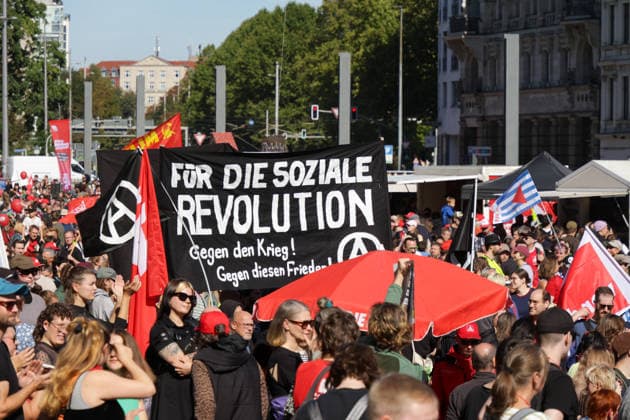 Leipzig: Tausende Teilnehmer bei Kundgebung für einen starken Sozialstaat Am Samstagmittag kommen auf dem Simsonplatz in Leipzig die Teilnehmer mehrerer Demonstrationszüge zu einer zentralen Kundgebung im Rahmen des bundesweiten Aktionstages des Deutschen Gewerkschaftsbundes (DGB) zusammen. Unter dem Motto Rote Karte dem Kahlschlag Hände weg von unserem Sozialstaat! richtet sich der Protest gegen geplante Einschnitte bei sozialen Sicherungssystemen und Arbeitnehmerrechten. Nach einer groben Einschätzung vor Ort beteiligen sich an der Kundgebung und den zusammengekommenen Demonstrationszügen etwa 2.000 bis 3.000 Menschen. Eine belastbare Teilnehmerzahl liegt zum gegenwärtigen Zeitpunkt nicht vor. Im hinteren Bereich des Versa Copyright: xEHLxMedia BjörnxStachx 20260926_leipzig-sozialsstaat-demo_34