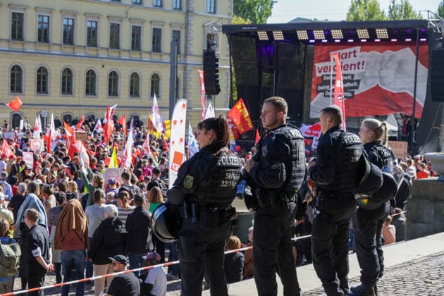 Leipzig: Tausende Teilnehmer bei Kundgebung für einen starken Sozialstaat Am Samstagmittag kommen auf dem Simsonplatz in Leipzig die Teilnehmer mehrerer Demonstrationszüge zu einer zentralen Kundgebung im Rahmen des bundesweiten Aktionstages des Deutschen Gewerkschaftsbundes (DGB) zusammen. Unter dem Motto Rote Karte dem Kahlschlag Hände weg von unserem Sozialstaat! richtet sich der Protest gegen geplante Einschnitte bei sozialen Sicherungssystemen und Arbeitnehmerrechten. Nach einer groben Einschätzung vor Ort beteiligen sich an der Kundgebung und den zusammengekommenen Demonstrationszügen etwa 2.000 bis 3.000 Menschen. Eine belastbare Teilnehmerzahl liegt zum gegenwärtigen Zeitpunkt nicht vor. Im hinteren Bereich des Versa Copyright: xEHLxMedia BjörnxStachx 20260926_leipzig-sozialsstaat-demo_36