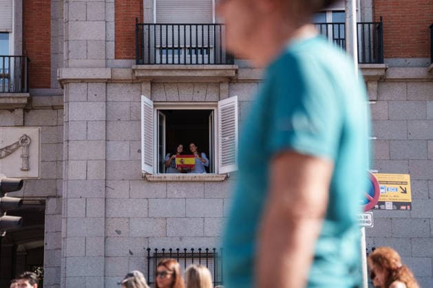 March in Madrid to Support Ceuta and Melilla and Demand Elections Two people wave a Spanish flag from a window during a demonstration to express support for Ceuta and demand general elections, on September 26, 2026, in Madrid, Spain. The rally was organized by Sociedad Civil Espanola (SCE), which brings together more than 150 civil society organizations, under the slogan For the Dignity of Spain: II March for Dignity—Elections Now! In Defense of Spain! With Ceuta and Melilla ’ SEPTEMBER 26, 2026 PIXELATED PROTEST Madrid Madrid, Spain  Copyright: xMatiasxChiofalox 7801492