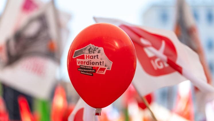 DGB Bavaria You’ve Earned It Large Rally, Nuremberg, September 26, 2026 A red balloon bearing the slogan You’ve Earned It: Your Work, Your Health, Your Pension and the DGB logo is the central motif of a rally. In the background, flags of IG Metall and other labor unions can be seen. Nuremberg, Bavaria, Germany 20260926-1V9A9829-M4000