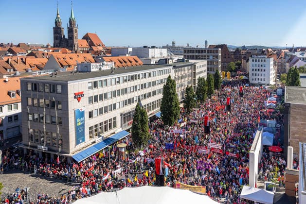 DGB Bavaria Hard-Earned Mass Rally, Nuremberg, September 26, 2026 More than 25,000 participants gather for the DGB Bavaria’s Hard-Earned mass rally at the Kornmarkt. Numerous union flags, banners, and posters dominate the densely packed crowd amid sunny weather. Nuremberg, Bavaria, Germany 20260926-286A9208-M4000