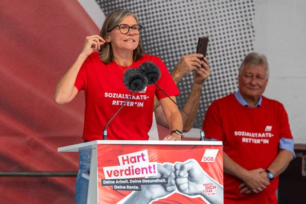 DGB Bavaria Hard-Earned Mass Rally, Nuremberg, September 26, 2026 Christiane Benner, President of IG Metall, speaks at a DGB rally from the podium with lively gestures. She is wearing a red T-shirt with the slogan Savior of the Welfare State and appears passionate and determined. Nuremberg, Bavaria, Germany 20260926-1V9A9911-M4000