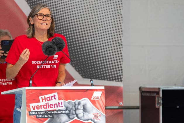 DGB Bavaria Hard-Earned Large Rally, Nuremberg, September 26, 2026 Christiane Benner, President of IG Metall, speaks at the podium with expressive gestures during a DGB rally. She is wearing a red T-shirt with the slogan Savior of the Welfare State and appears passionate and determined as she delivers her speech. Nuremberg, Bavaria, Germany 20260926-1V9A9961-M4000