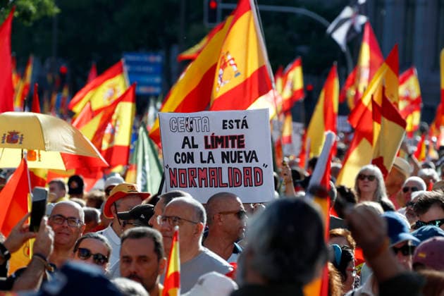 September 26, 2026, Madrid, Community Of Madrid, Spain: Thousands of demonstrators march through central Madrid during the II Marcha por la Dignidad (II March for Dignity) in support of the autonomous city of Ceuta on Saturday, September 26, 2026, in Madrid, Spain. Organized by civil society platforms, the mobilization primarily focused on defending the Spanish borders in North Africa following a wave of irregular migration. The protests were triggered by the border breaches registered on July 30 and 31, 2026, when mass attempts were made to enter the Spanish enclave. As a secondary demand, protesters called for the immediate scheduling of general elections, criticizing the national government s handling of the migration crisis and border - ZUMAo127 20260926_zep_o127_001 Copyright: xHugoxOrtunox