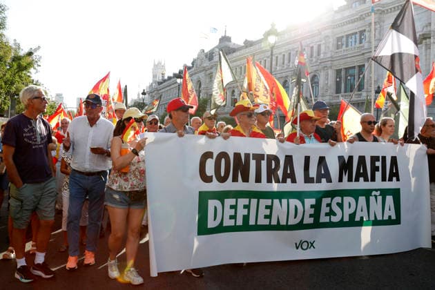 September 26, 2026, Madrid, Community Of Madrid, Spain: Thousands of demonstrators march through central Madrid during the II Marcha por la Dignidad (II March for Dignity) in support of the autonomous city of Ceuta on Saturday, September 26, 2026, in Madrid, Spain. Organized by civil society platforms, the mobilization primarily focused on defending the Spanish borders in North Africa following a wave of irregular migration. The protests were triggered by the border breaches registered on July 30 and 31, 2026, when mass attempts were made to enter the Spanish enclave. As a secondary demand, protesters called for the immediate scheduling of general elections, criticizing the national government s handling of the migration crisis and border - ZUMAo127 20260926_zep_o127_002 Copyright: xHugoxOrtunox