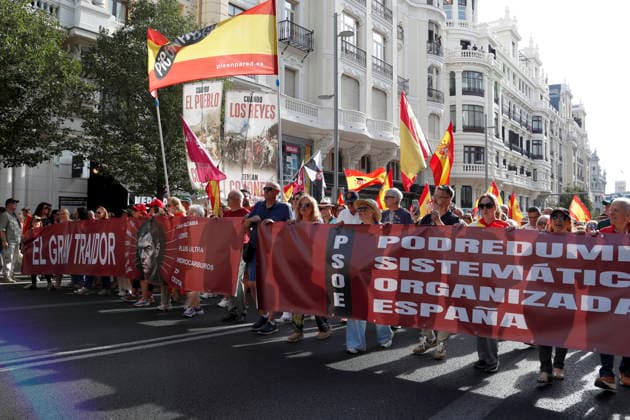 September 26, 2026, Madrid, Community Of Madrid, Spain: Thousands of demonstrators march through central Madrid during the II Marcha por la Dignidad (II March for Dignity) in support of the autonomous city of Ceuta on Saturday, September 26, 2026, in Madrid, Spain. Organized by civil society platforms, the mobilization primarily focused on defending the Spanish borders in North Africa following a wave of irregular migration. The protests were triggered by the border breaches registered on July 30 and 31, 2026, when mass attempts were made to enter the Spanish enclave. As a secondary demand, protesters called for the immediate scheduling of general elections, criticizing the national government s handling of the migration crisis and border - ZUMAo127 20260926_zep_o127_010 Copyright: xHugoxOrtunox