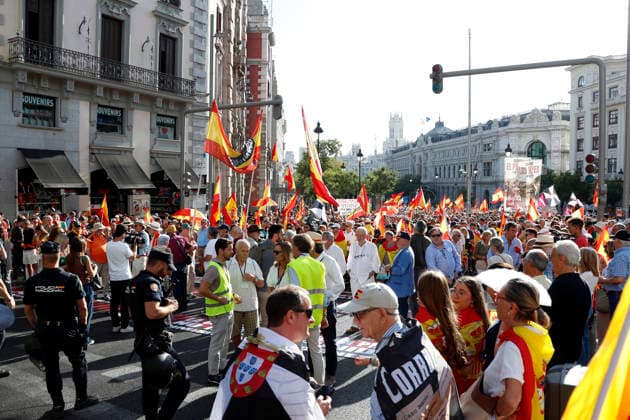 September 26, 2026, Madrid, Community Of Madrid, Spain: Thousands of demonstrators march through central Madrid during the II Marcha por la Dignidad (II March for Dignity) in support of the autonomous city of Ceuta on Saturday, September 26, 2026, in Madrid, Spain. Organized by civil society platforms, the mobilization primarily focused on defending the Spanish borders in North Africa following a wave of irregular migration. The protests were triggered by the border breaches registered on July 30 and 31, 2026, when mass attempts were made to enter the Spanish enclave. As a secondary demand, protesters called for the immediate scheduling of general elections, criticizing the national government s handling of the migration crisis and border - ZUMAo127 20260926_zep_o127_007 Copyright: xHugoxOrtunox